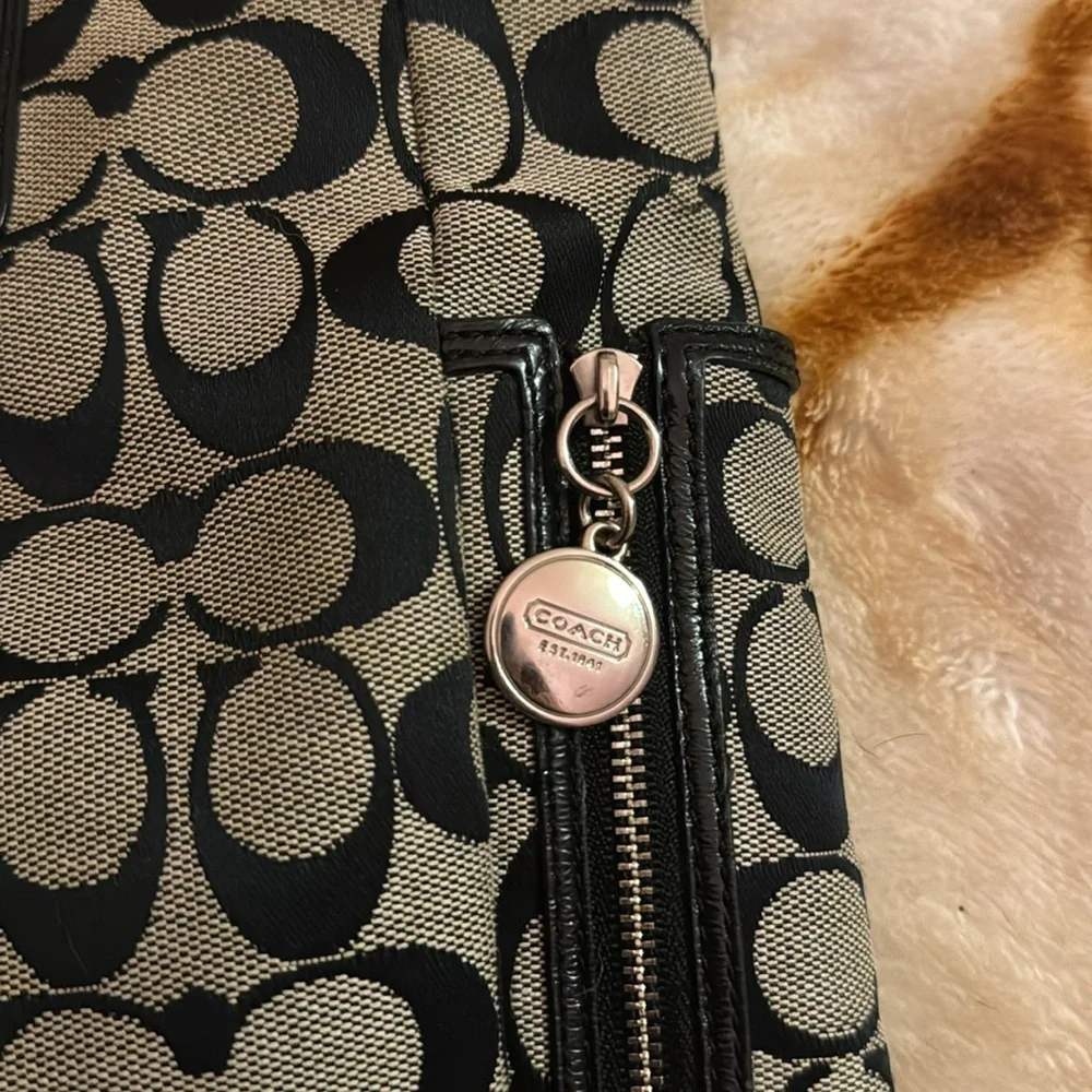 Coach Gallery Signature F19388 Black/Gray Zip Tote - Picture 4 of 7